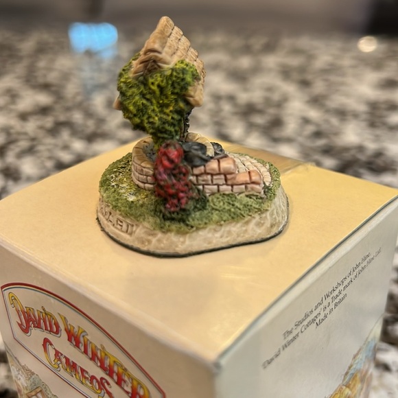 David Winter Cottage Cameos Penny Wishing Well - Picture 5 of 6